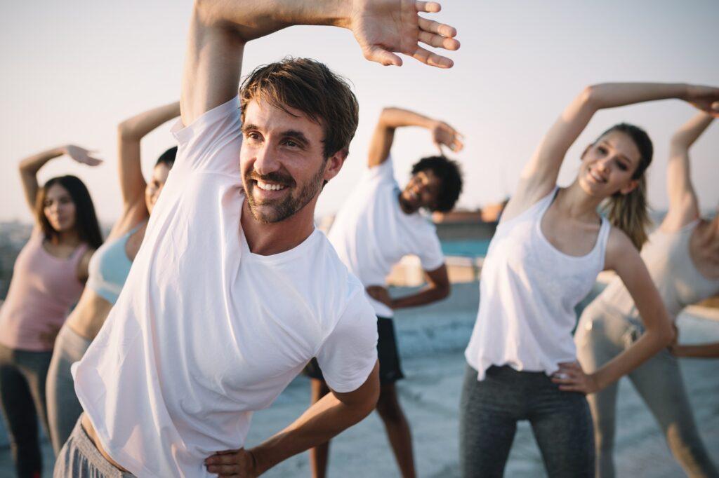 Untersuchungsliege und Gruppenfitness zur Gesundheitsförderung