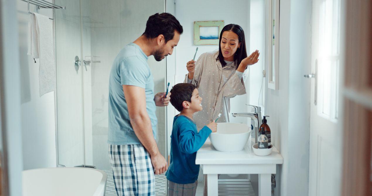 Familie im hellen Badezimmer mit hygienischer Duschrueckwand und moderner Einrichtung