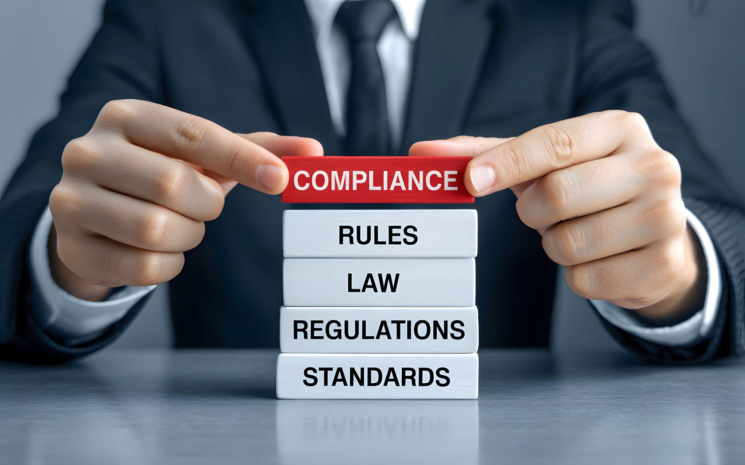 Compliance als Haltung: Geschäftsmann setzt Baustein mit Regeln, Gesetzen und Standards zusammen