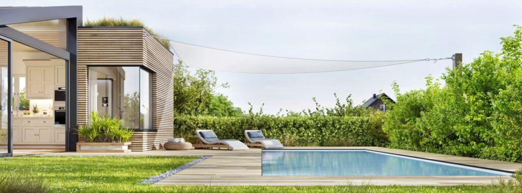Moderner Rechteckpool im Garten mit Holzverkleidung und Designterrasse