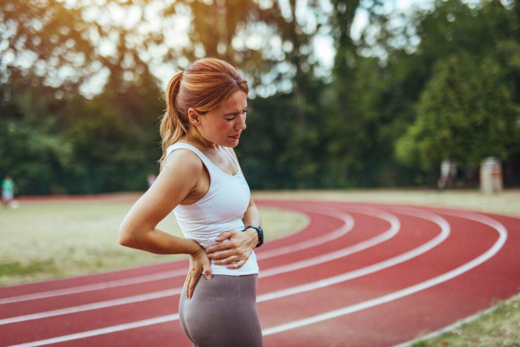 Orthopaede Erlangen behandelt Sportlerin mit Rueckenschmerzen nach Training auf Laufbahn