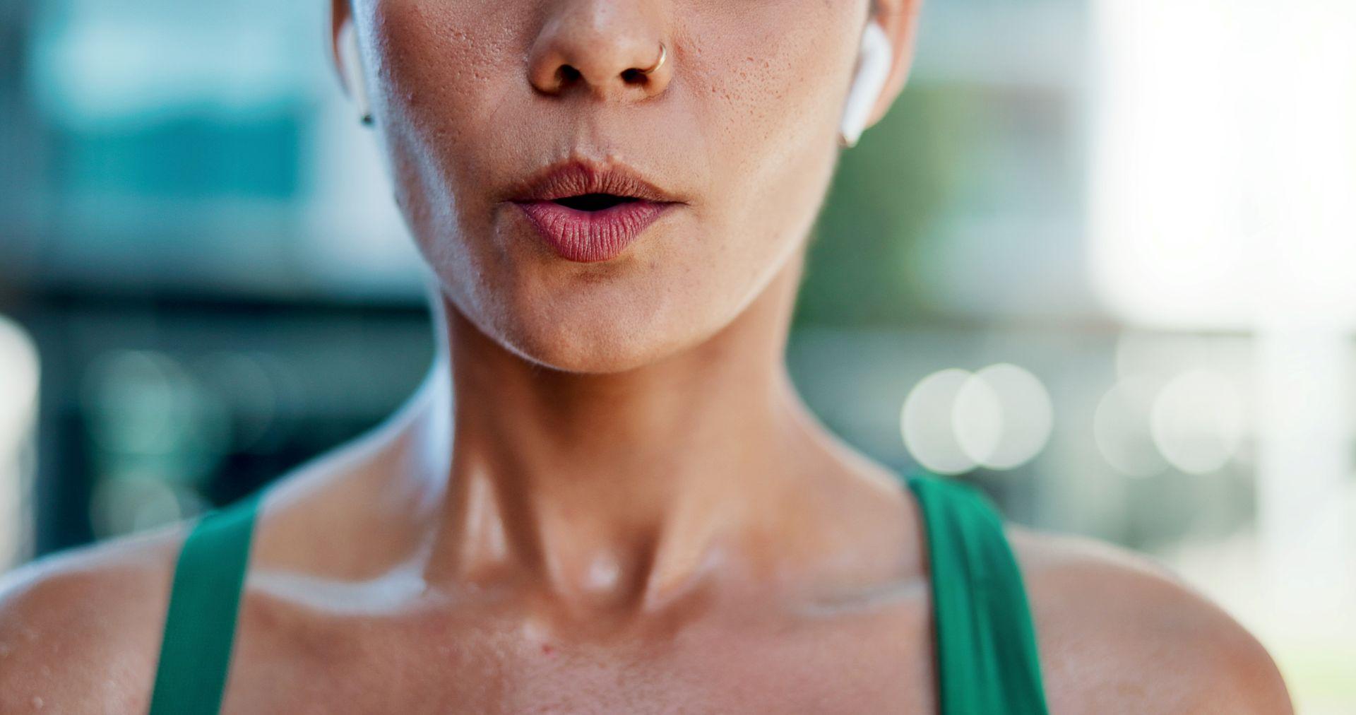 Nahaufnahme beim Breathwork mit Ausatmen durch den Mund
