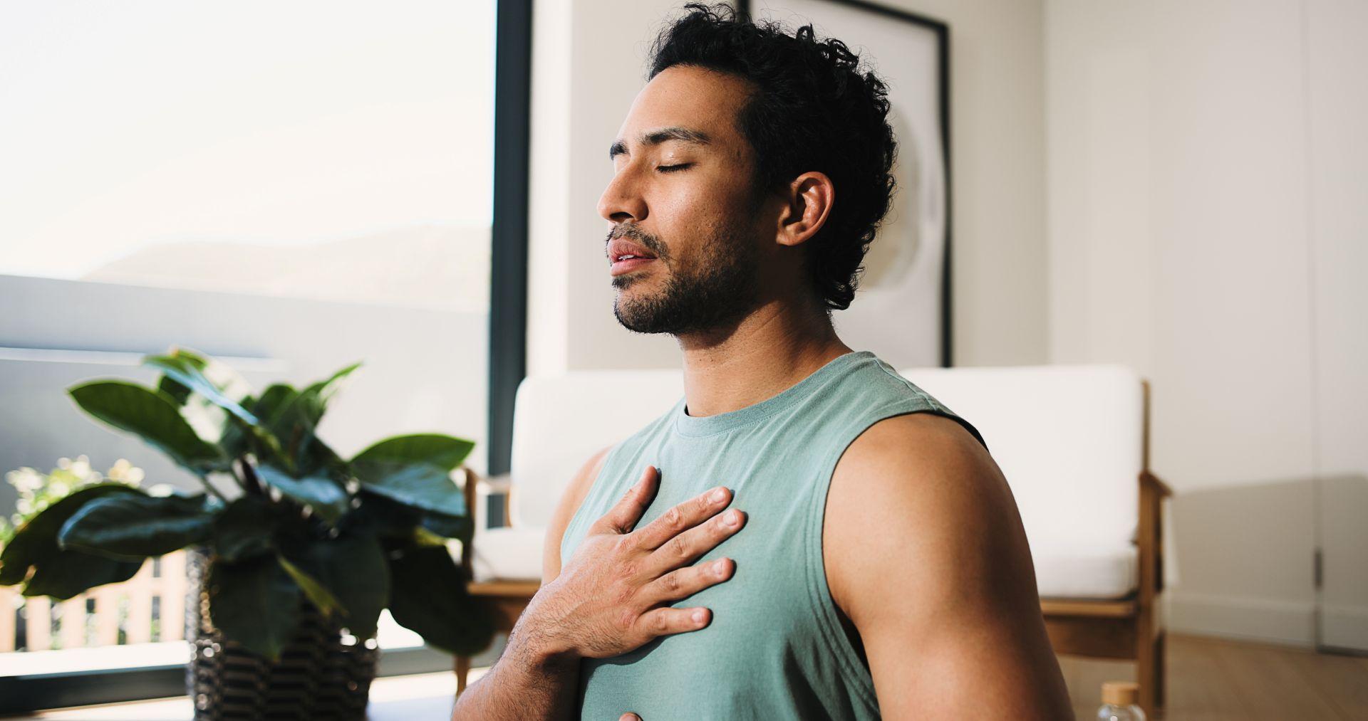 Mann mit Hand auf der Brust beim Breathwork